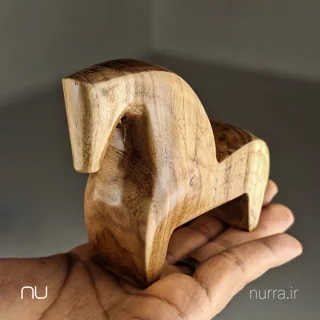 مجسمه اسب چوبی "روژان" نورا